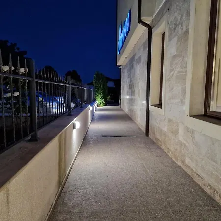 Modern In Shartrez, Shkorpilovsti