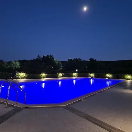 Апартамент Modern In Shartrez, Shkorpilovsti *
