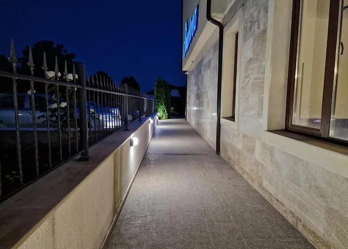 Modern In Shartrez, Shkorpilovsti